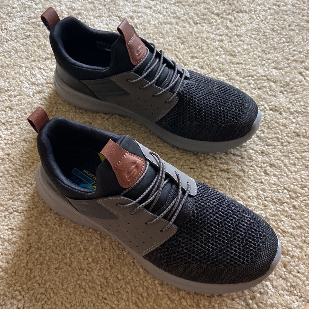 Mens sketchers size 10 GUC